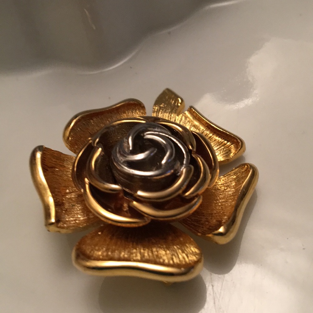 Vintage Flower brooch - Picture 8 of 8